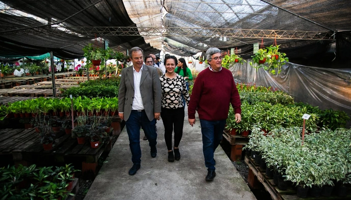 Cascallares y Javier Rodríguez entregaron plantas frutales a productores e instituciones locales