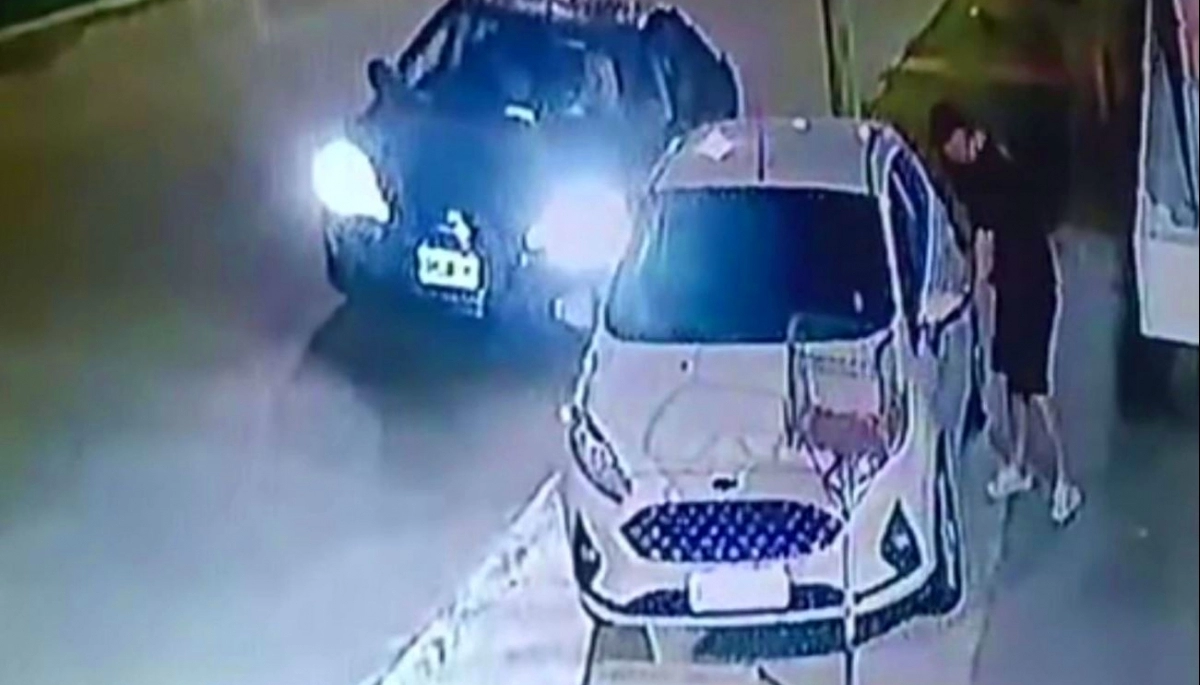 Pareja de roba ruedas violentó un vehículo y sustrajo una mochila con documentación importante