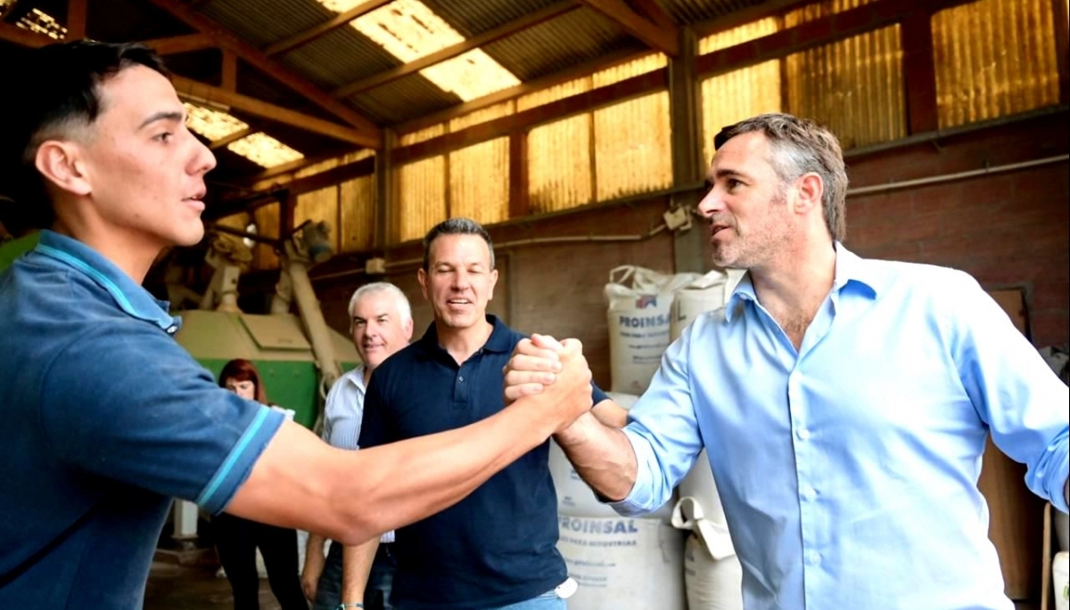 Achával y Sciaini recorrieron empresas en los parques industriales de Roque Pérez y Bolívar