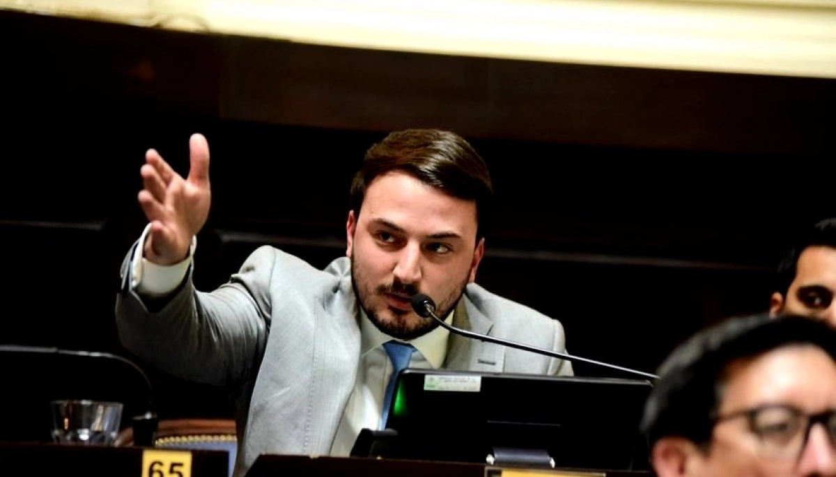 Diputado libertario acusó a Kicillof de utilizar “recursos bonaerenses” para su campaña presidencial