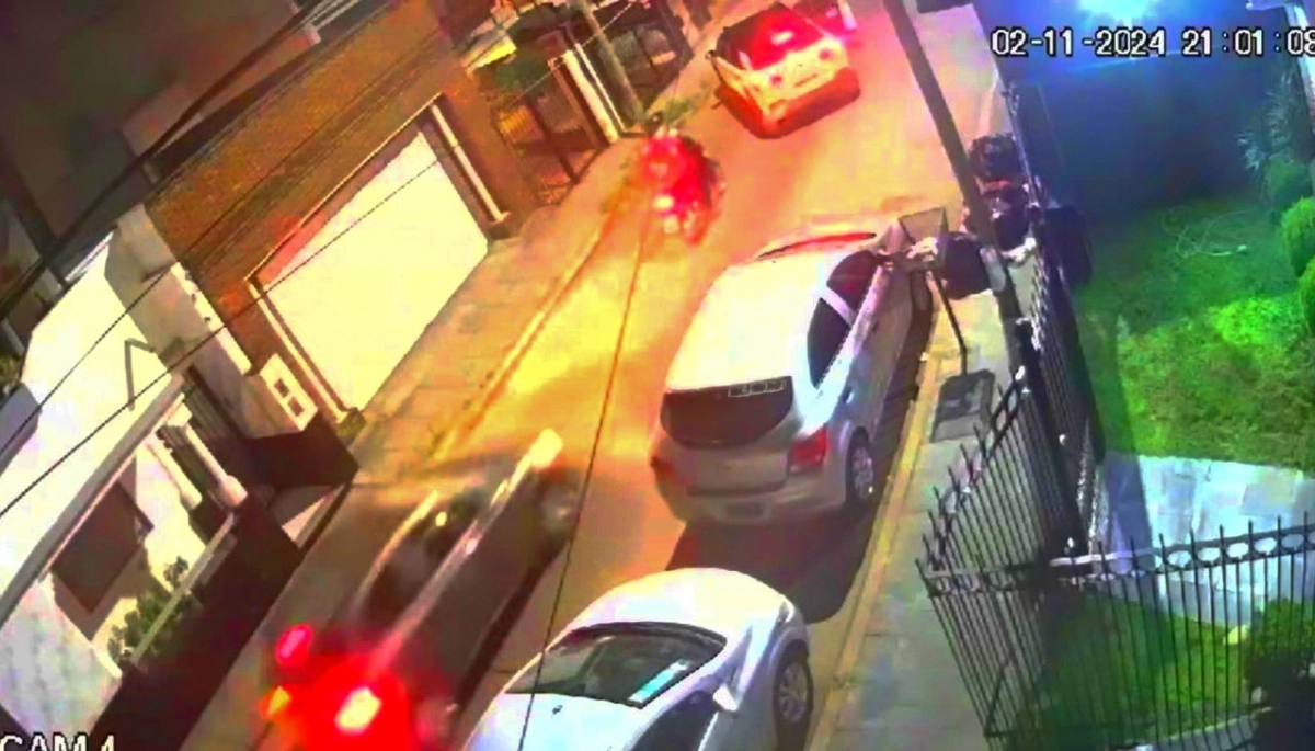 Carambola criminal: robaron el auto a familia con niños y la moto a delivery cuando huían