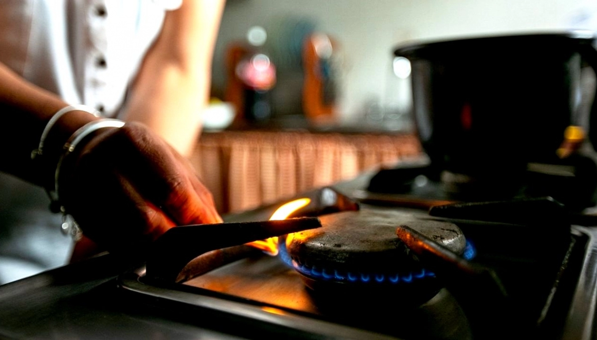 Noviembre llega con la soga al cuello: Milei dispuso aumentos en las facturas de luz y gas