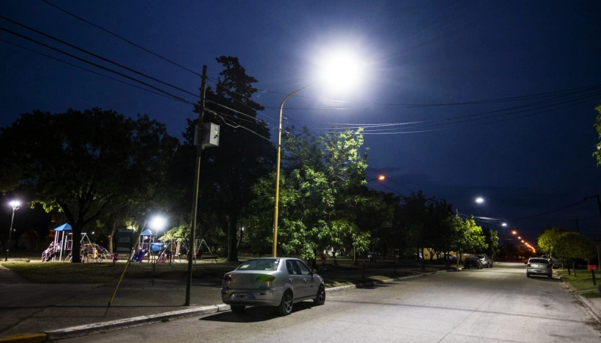 Medida de seguridad: Tres Arroyos equipó la Plaza Malvinas con iluminación de nueva tecnología LED