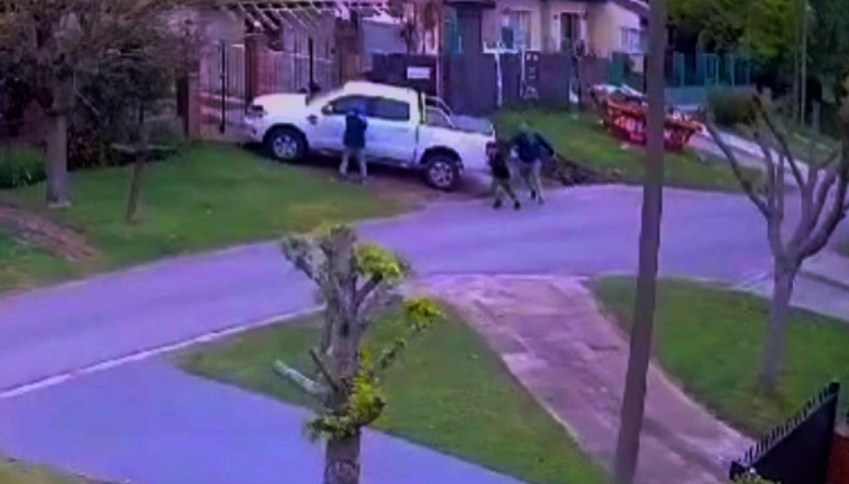 Delincuentes que esperaban el colectivo le intentaron robar la camioneta a un vecino