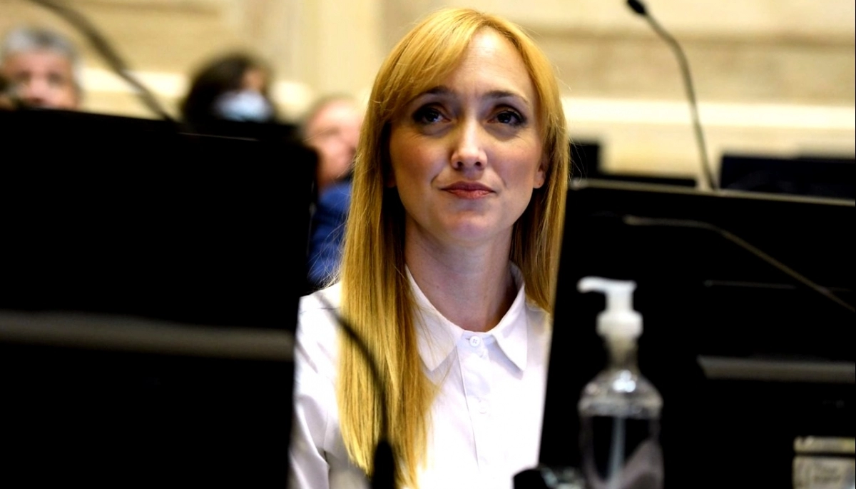 “Rodeado de carroñeros”: legisladora de La Cámpora aludió a Kicillof y Ferraresi salió al cruce