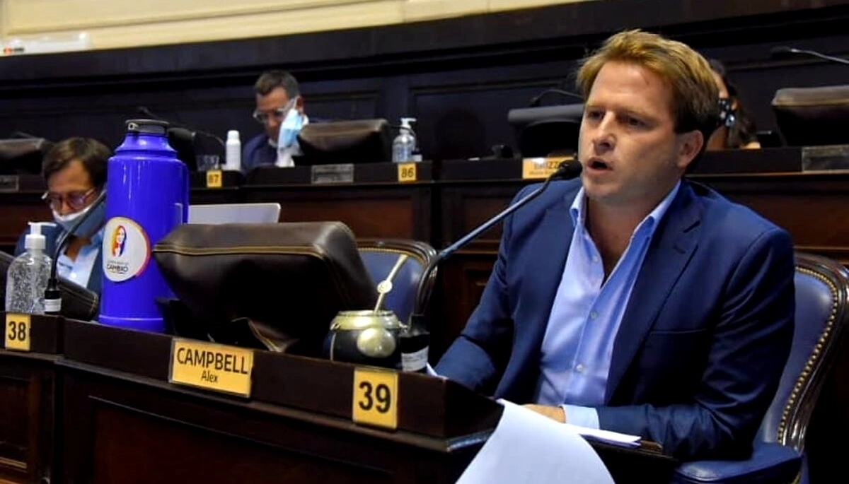 Senador bonaerense se sumó a Villarruel y repudió los libros “sexuales” que reparte Kicillof en colegios
