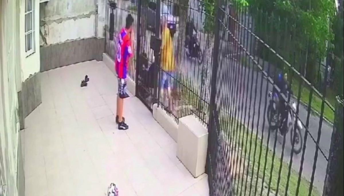 Motochorros asaltaron a un automovilista a metros de chicos que peloteaban y de un hombre con un bebé