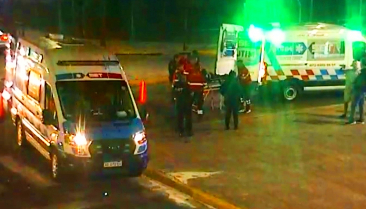 Vivo de milagro: motoquero voló sobre un auto tras la violenta colisión con un auto