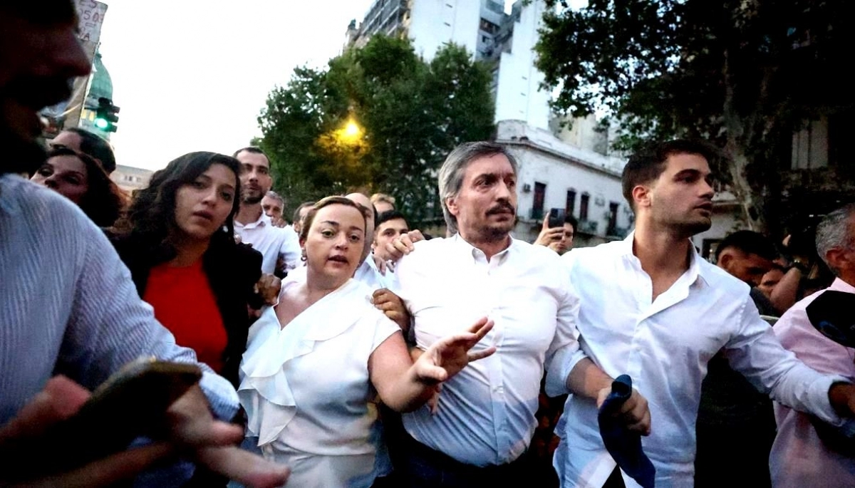 Máximo aprovechó la polémica por los libros sexuales en las Escuelas para fustigar a Kicillof