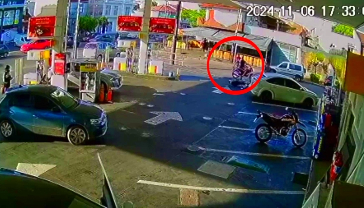 Motoquero chocó con un auto cuando era perseguido por varios delincuentes