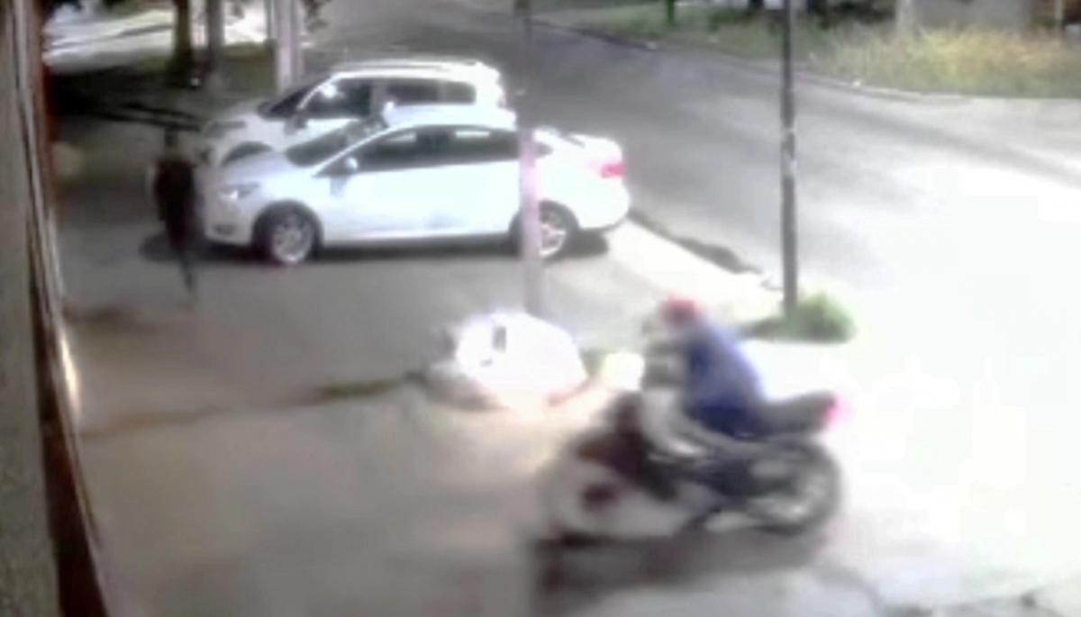 Carambola infernal: motochorro asaltó a un joven que corrió por la acera, luego le interceptó a una mujer