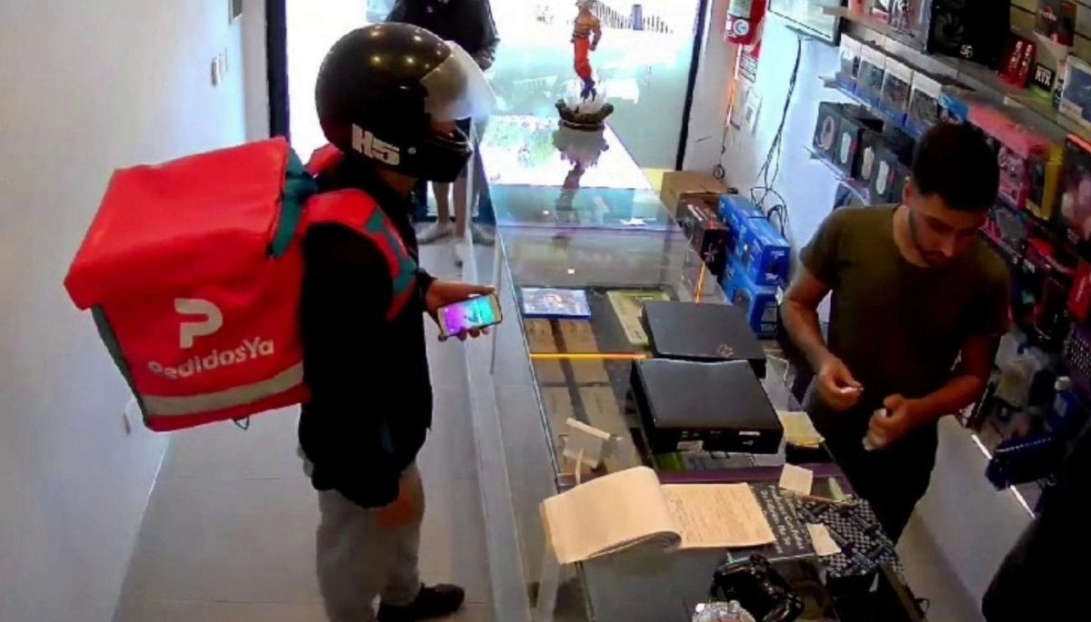 Falso delivery y dos cómplices, realizaron un robo millonario en un comercio de videojuegos y tecnología