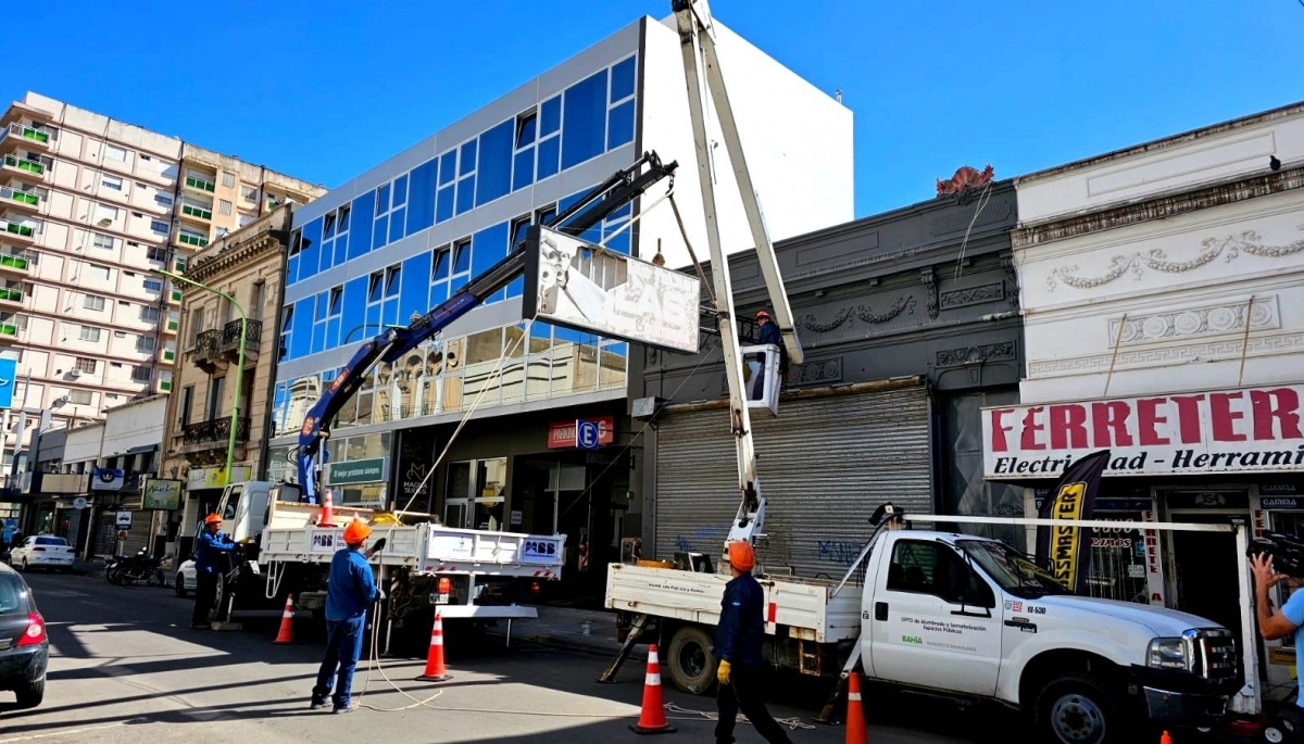 Bahía Blanca: el municipio comenzó con el retiro de cartelería para poner en valor al sector comercial
