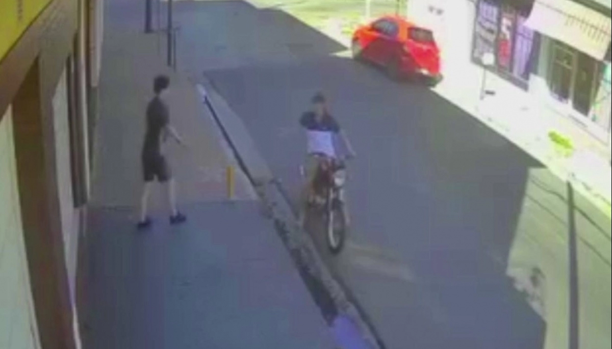 Motochorros cazan alumnos de los colegios en Lanús: "Dame el celular, dale porque te meto un tiro"