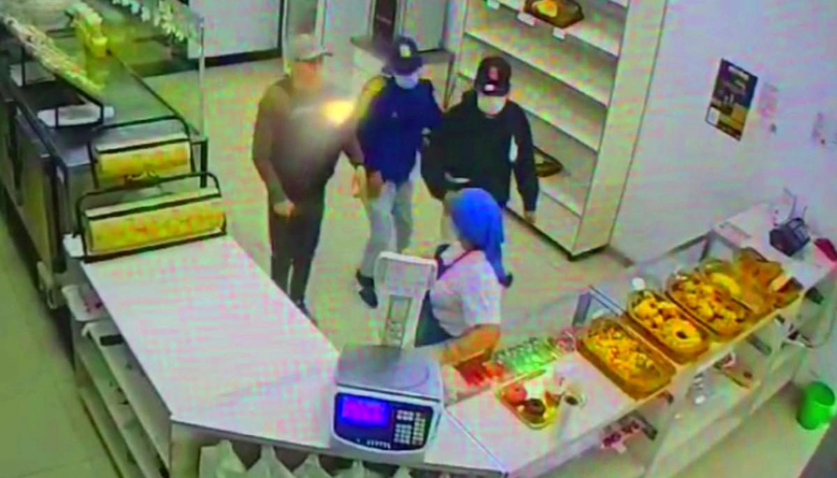 Inseguridad en CABA: con pistola y una cuchilla de carnicero, robaron en una panadería de Barracas