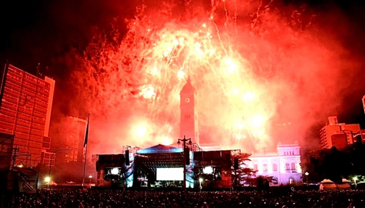 Con más de 125 mil personas, La Plata celebró su 142° aniversario en Plaza Moreno