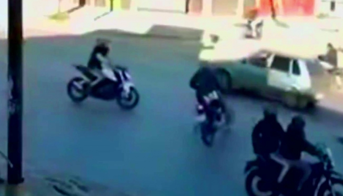 Manada de motochorros interceptó a un motoquero y le robó el vehículo a los tiros