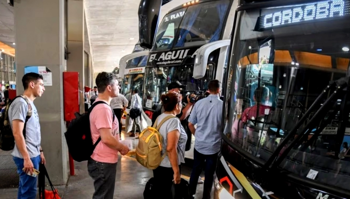 Golpe al bolsillo bonaerense: Kicillof aumentó la tarifa del transporte de pasajeros casi un 50%