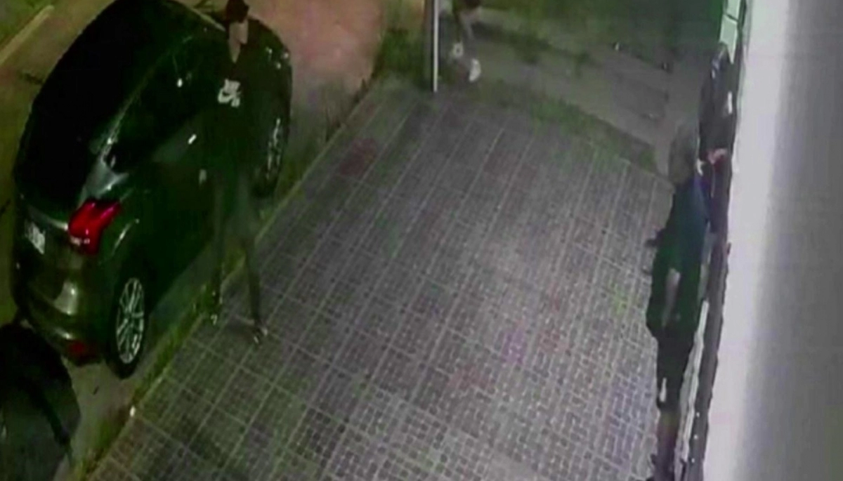 Llegaban a la casa y ladrones les pusieron las armas en la cabeza durante un robo automotor