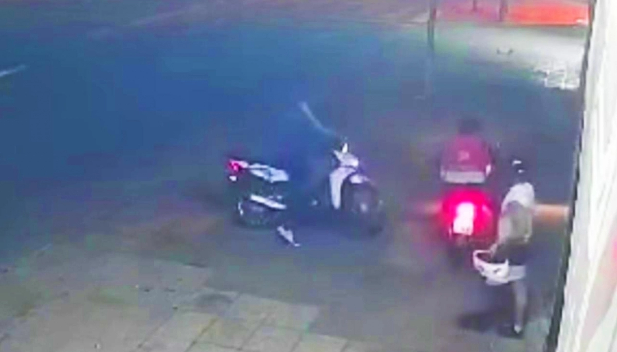 Falsos delivery le pusieron el arma en la cara y le robaron a un motoquero