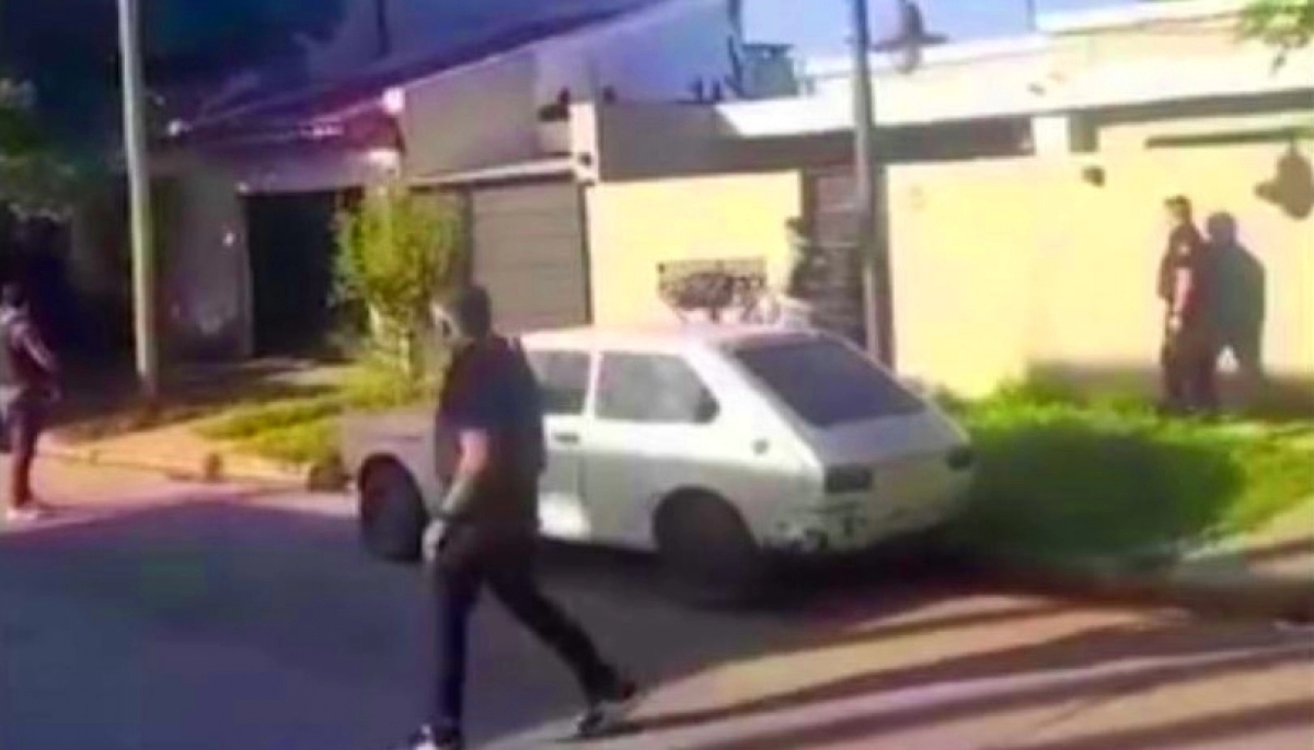 Baleó el auto y la casa de una vecina, lo allanaron y le secuestraron un arsenal
