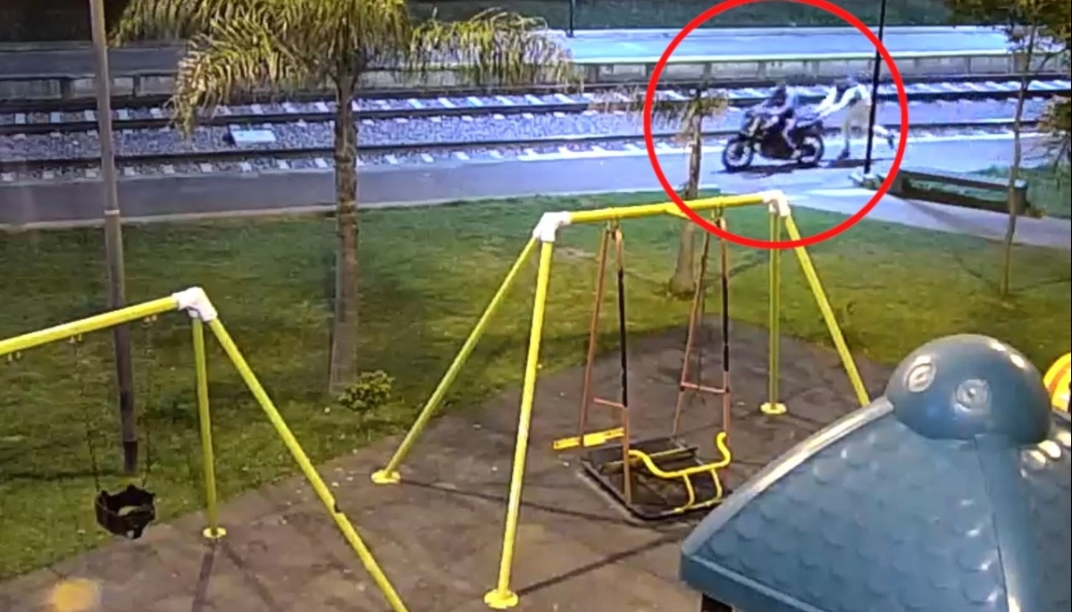 Grabados por las cámaras de vigilancia del municipio, detuvieron a ladrones que robaron una moto en la vía pública