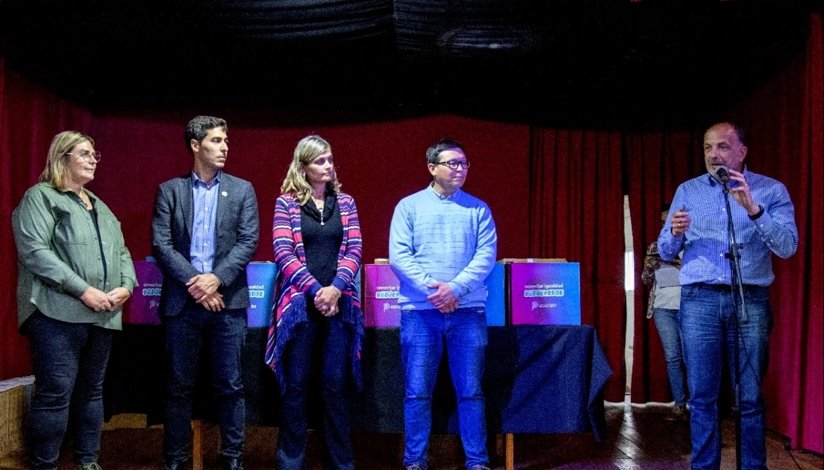 Garate entregó 106 computadoras del programa Conectar Bonaerense a alumnos de Tres Arroyos