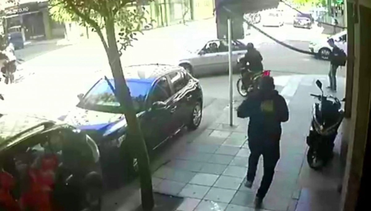 Fue por todo y perdió: escapaba con moto robada, lo interceptó el propietario y casi terminó desnudo