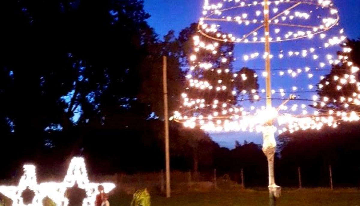El Municipio de 25 de Mayo comenzó a decorar la ciudad con motivos navideños, árboles y estrellas