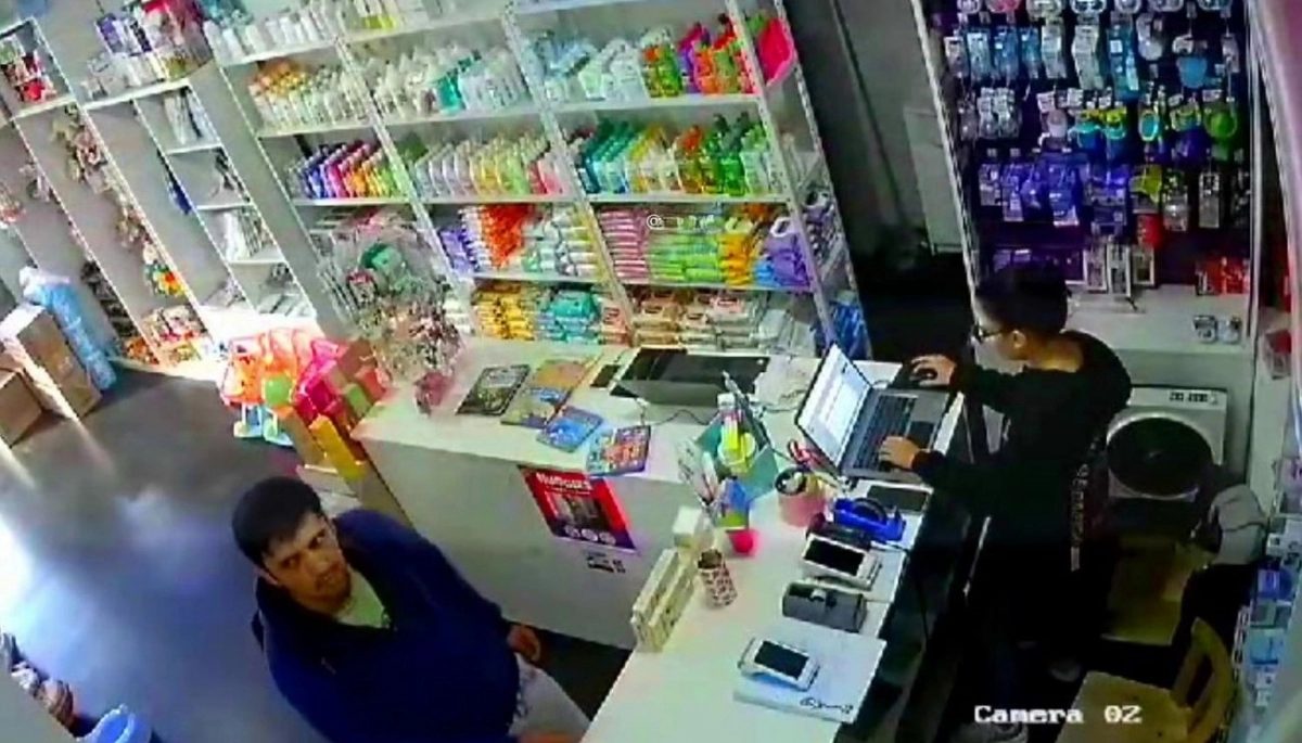 Inseguridad en La Plata: con un cuchillo atacó a la encargada y realizó un robo millonario a una pañalera