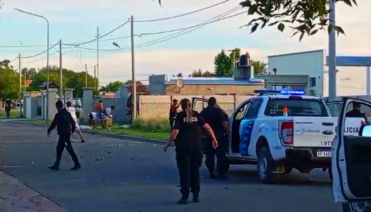 Violencia en el fútbol: una pelea interna de barras, acabo con botellazos y piedrazos contra la policía