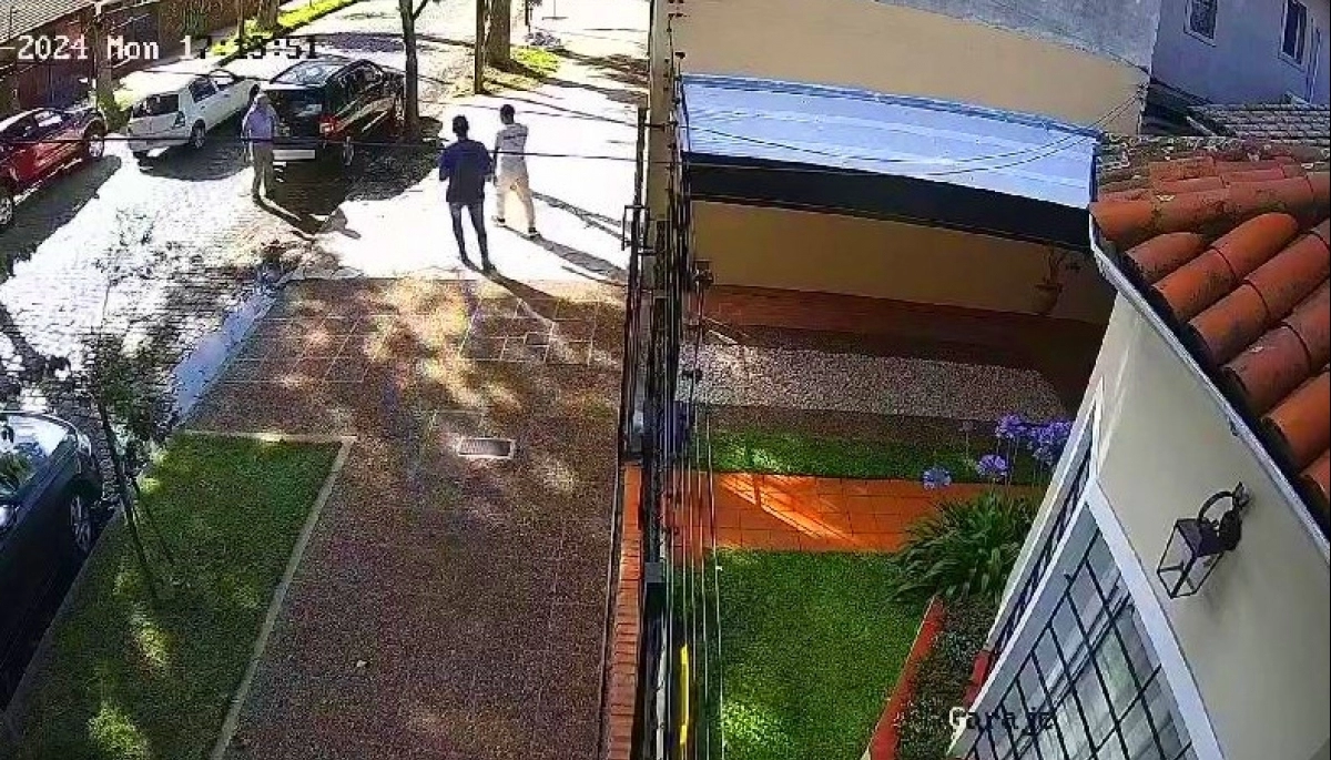 Estacionó la camioneta y fue abordado por delincuentes que lo arrojaron al pavimento y lo golpearon
