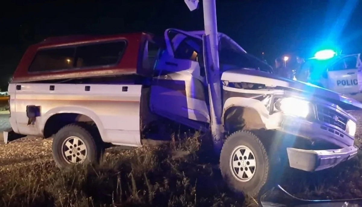 Le robó la camioneta al padre, las patrullas lo siguieron casi 200 km y acabó con un choque infernal
