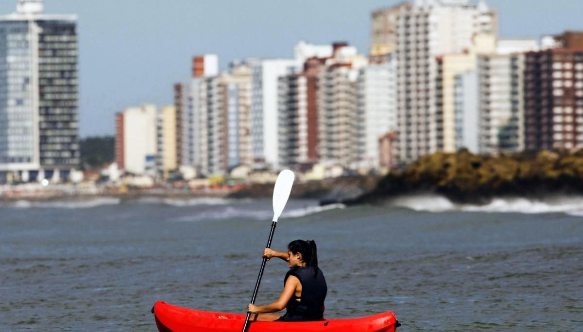Destinos bonaerenses: las playas de Miramar te esperan con la “Pizza campeona del mundo”