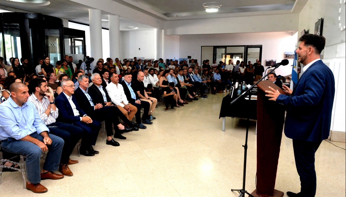 Junto a funcionarios y autoridades, presentaron el libro “Hipódromo de La Plata, 140 años de historia”