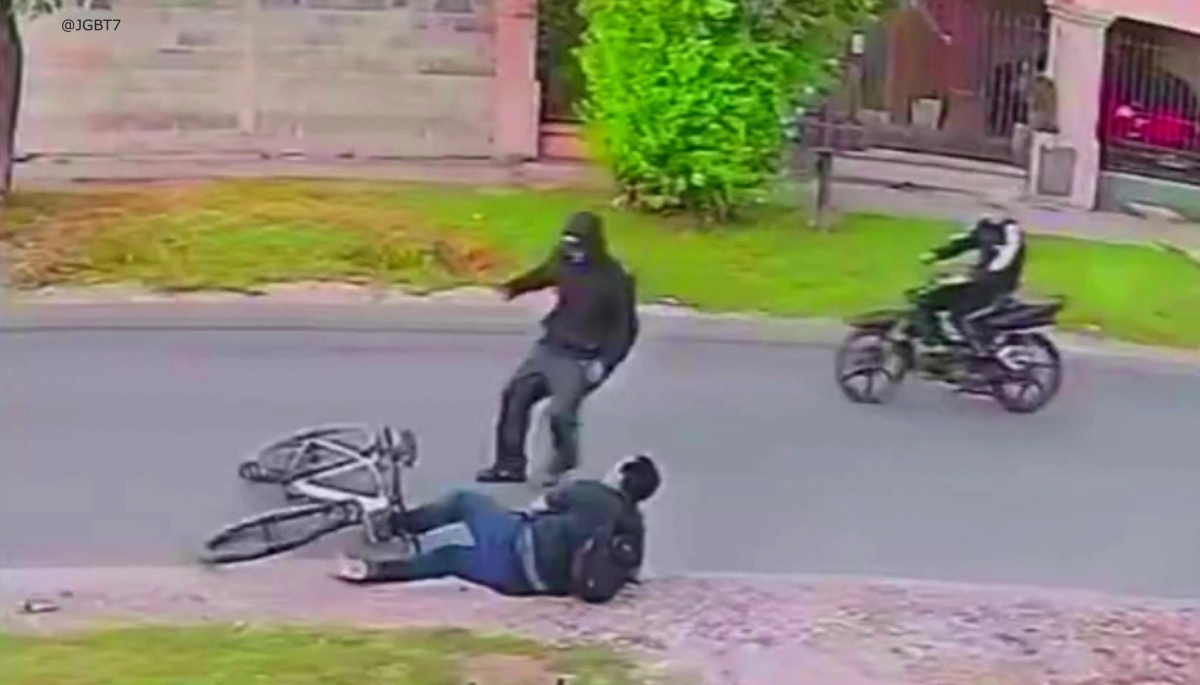 Motochorros asaltaron a un ciclista a pocos metros de una comisaría