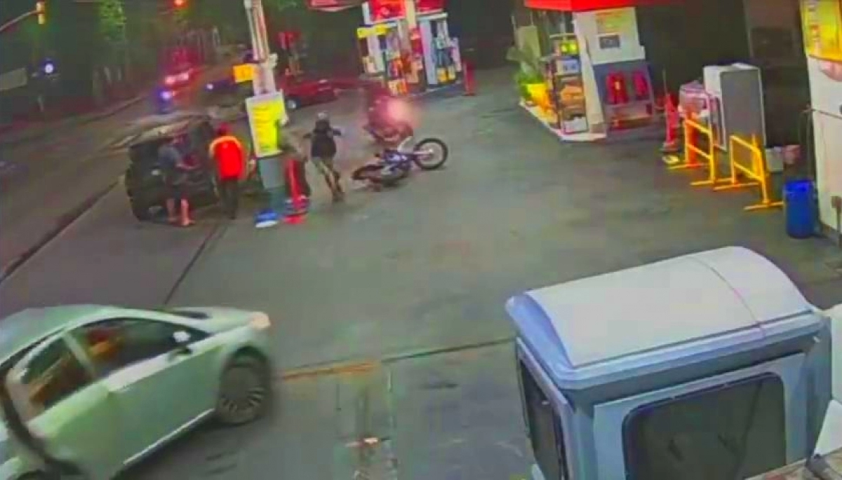 Motochorros persiguieron a una pareja de motoqueros y le robaron el vehículo en una estación de servicios