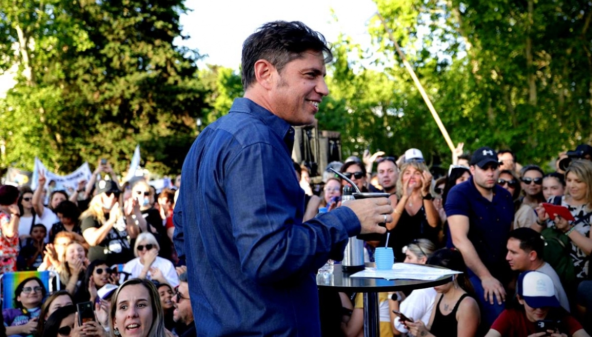 En medio de la tensión con Cristina, Kicillof retoma las “mateadas” con vecinos para levantar su imagen
