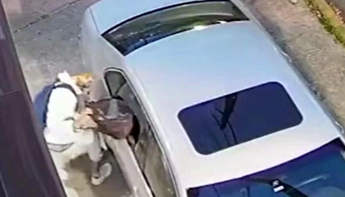 Buscan a un sujeto que rompió la ventanilla de un auto y sustrajo importante documentación