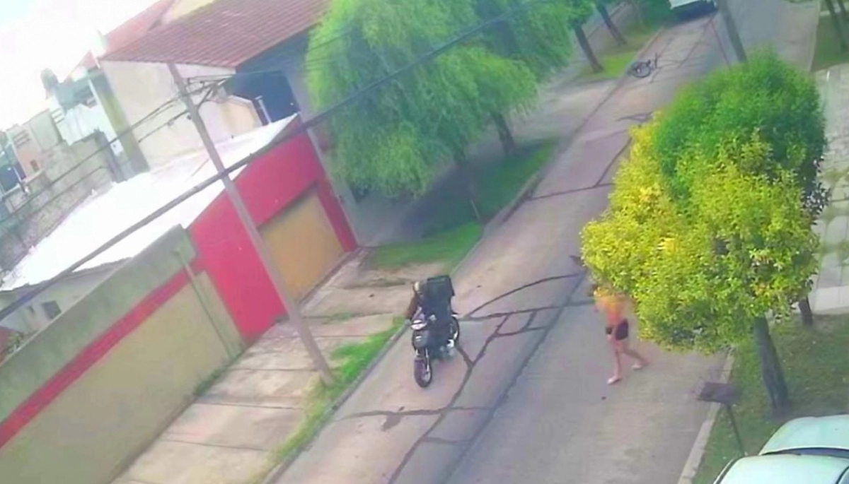 Falso delivery en moto interceptó a una ciclista y la obligó a tirarse del rodado