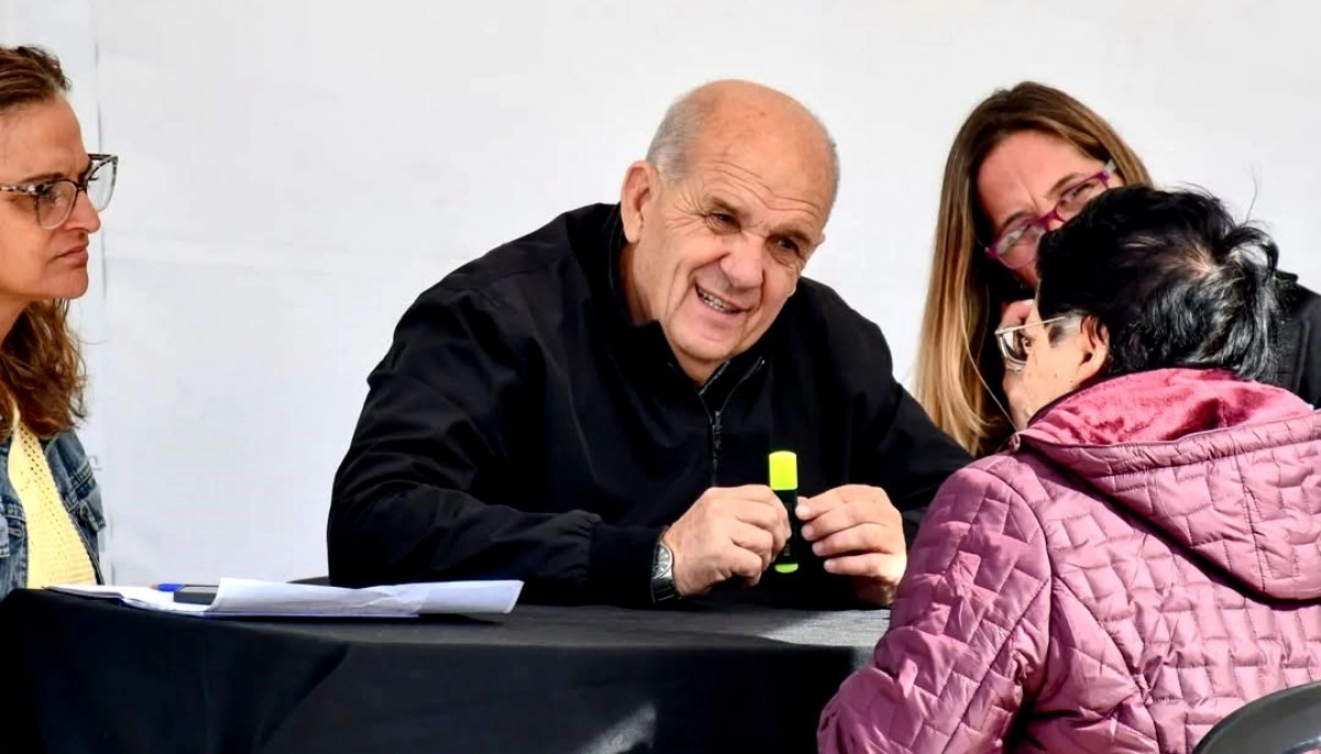 Zurro dijo que Milei es una “babosa” y como protesta salió a cortarle el pasto a los jubilados de Pehuajó