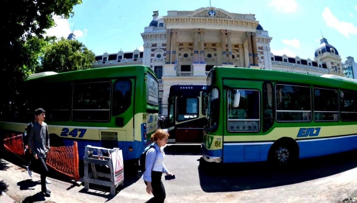 Caos, protesta y pagos atrasados: empresas de colectivo reclaman a Kicillof y D'Onofrio en La Plata