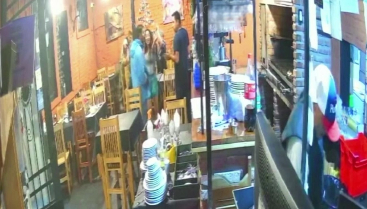 Amenazas y culatazos durante el violento asalto en una reconocida parrilla de CABA