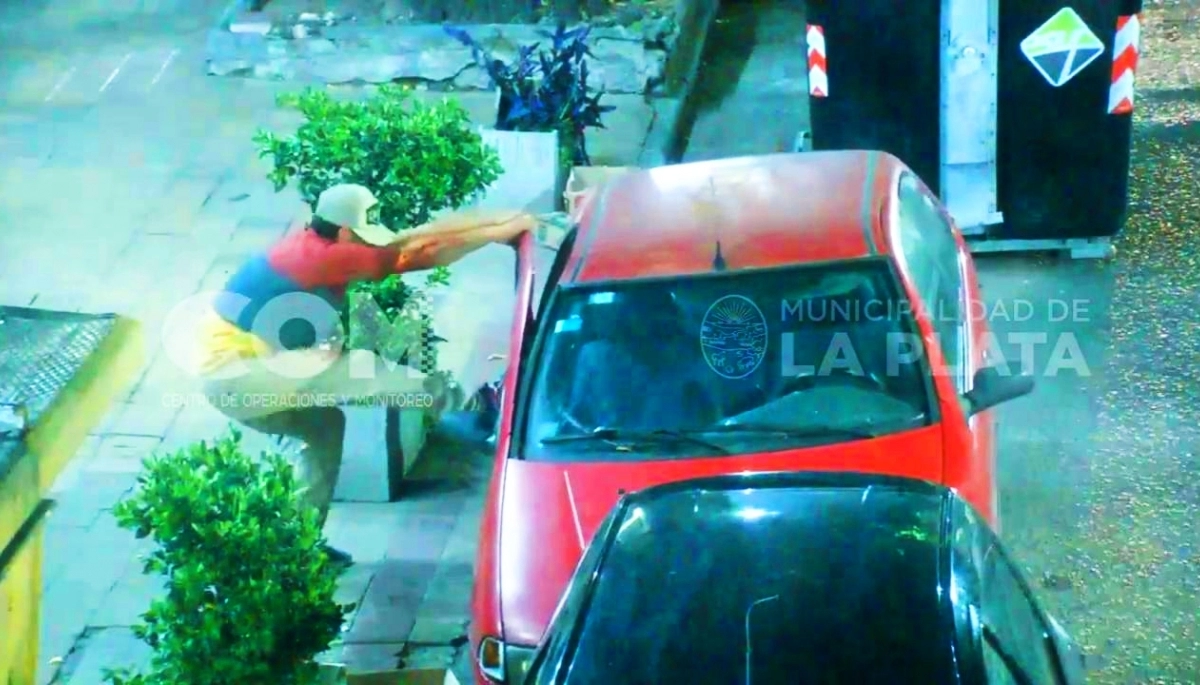 La Plata: detectado por las cámaras del COM, fue detenido cuando robó el estéreo de un automotor