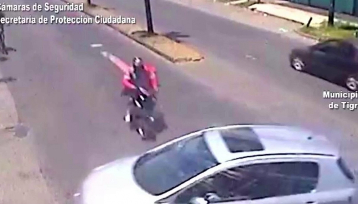 Choque en El Talar: delivery se "abatató" y se llevó por delante un automóvil