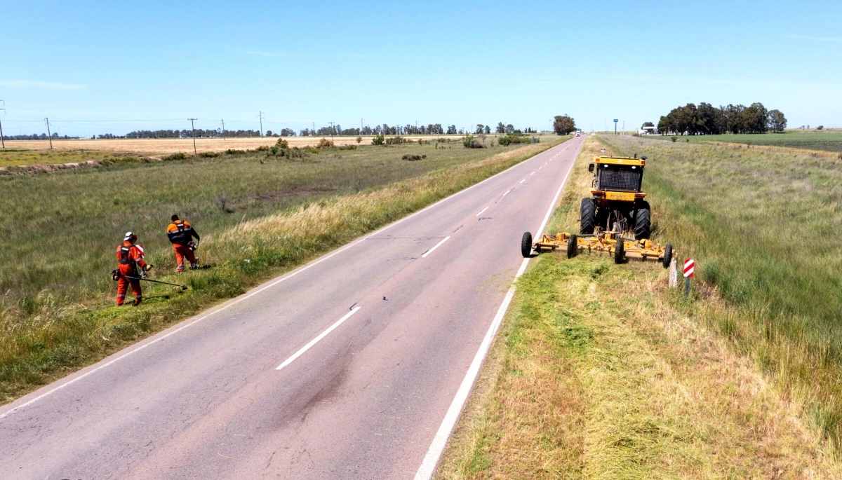 Un intendente salió a cortar el pasto en una ruta nacional ante la falta de “respuestas” de Milei