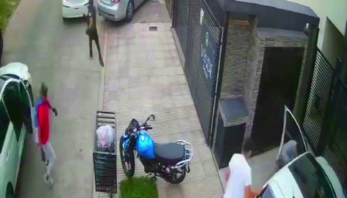 Inseguridad en el Conurbano: automovilista fue víctima de "pirañas" cuando llegó al domicilio