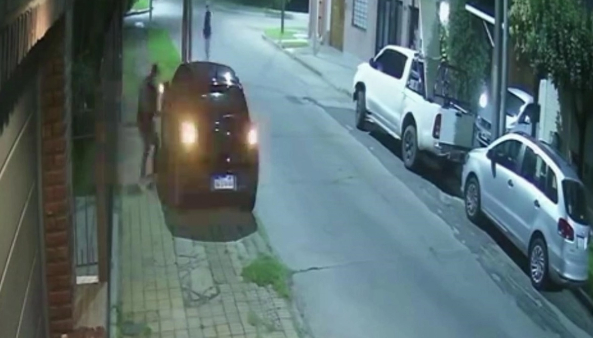 Robo de auto en el Conurbano: cerró las puertas cuando los vio venir y le tiraron un cascote a la ventanilla