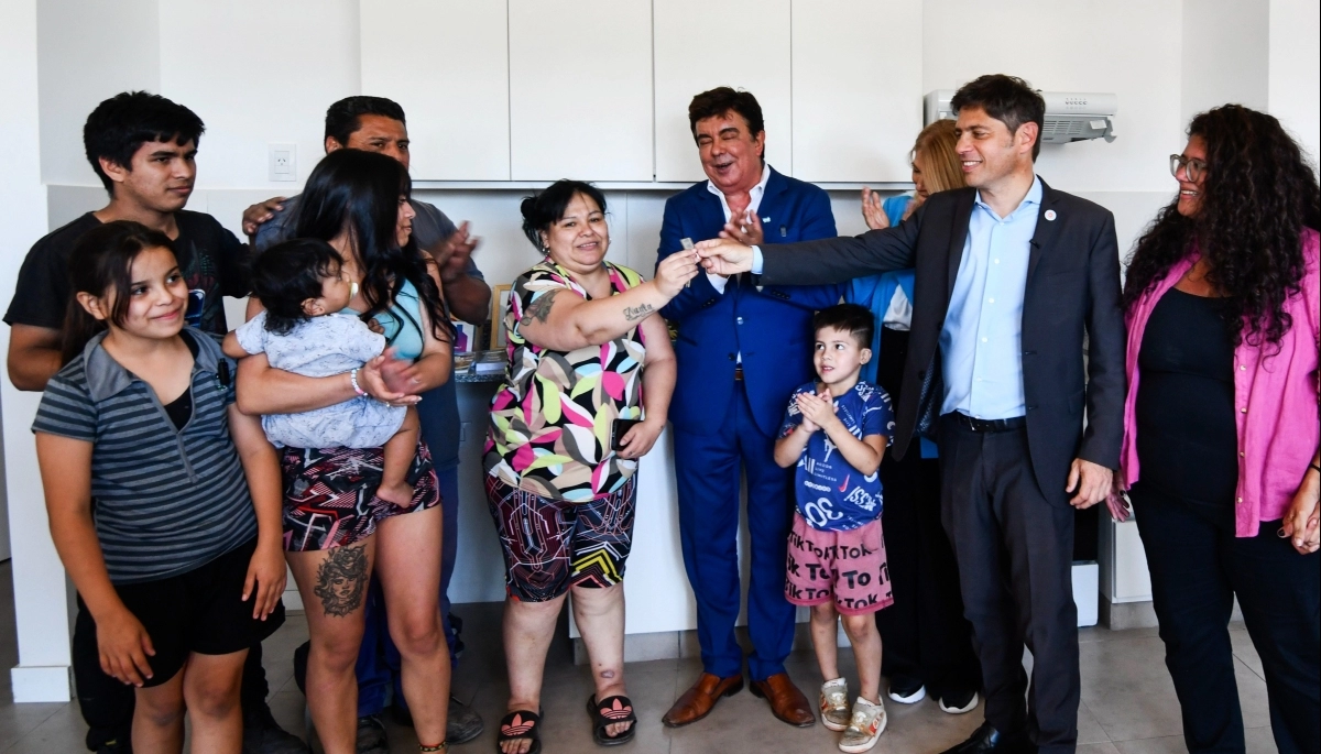 Kicillof cerró el año en La Matanza: recorrió obras y entregó escrituras gratuitas