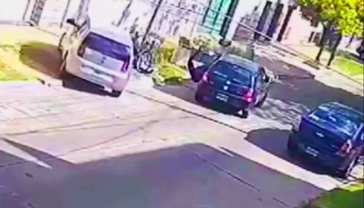 Más inseguridad en Tres de Febrero: con auto robado, escaparon a toda velocidad por la vereda